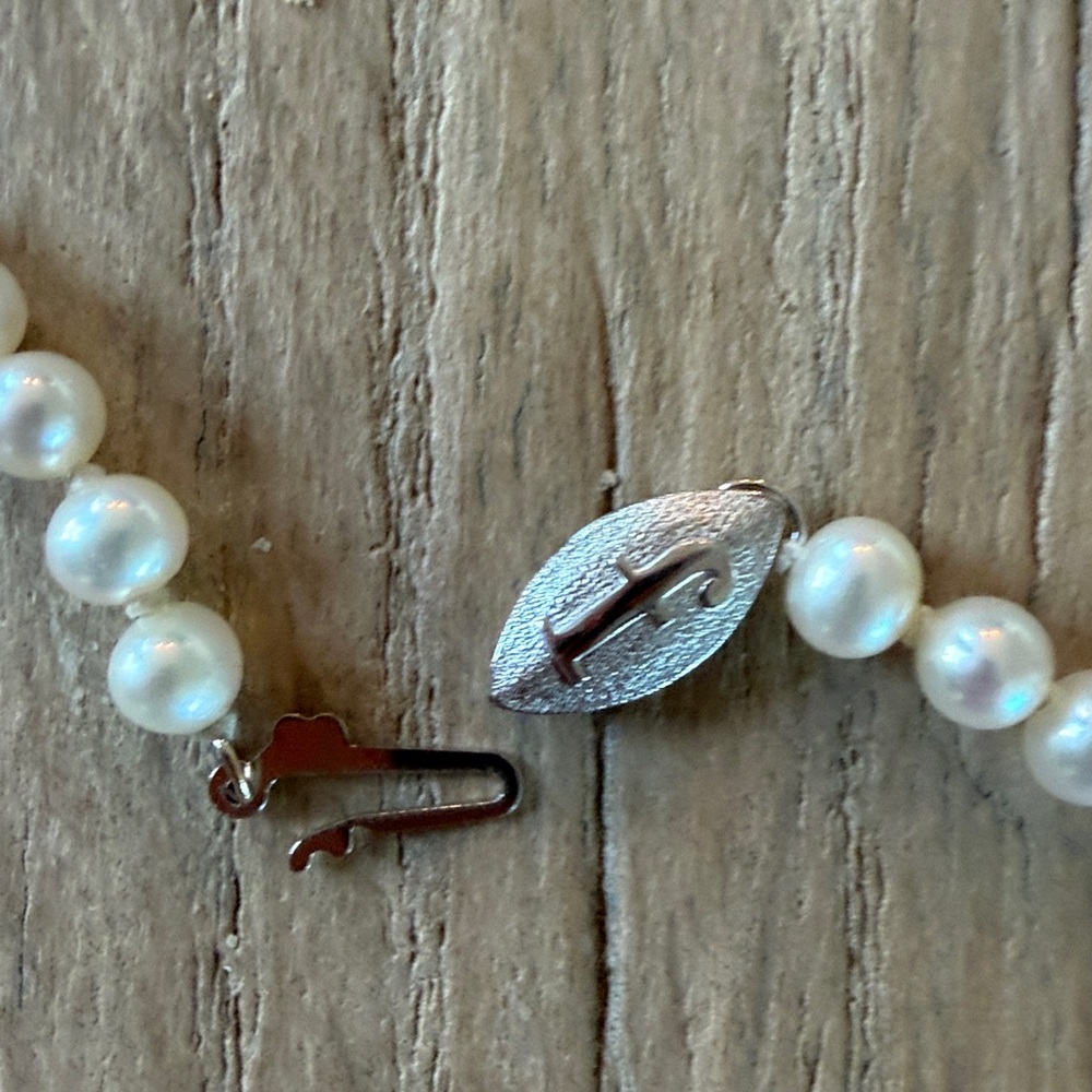 Pearl Necklace with diamond Heart Pendant - Ivory Pearls bought at fortunoff . - Picture 3 of 5